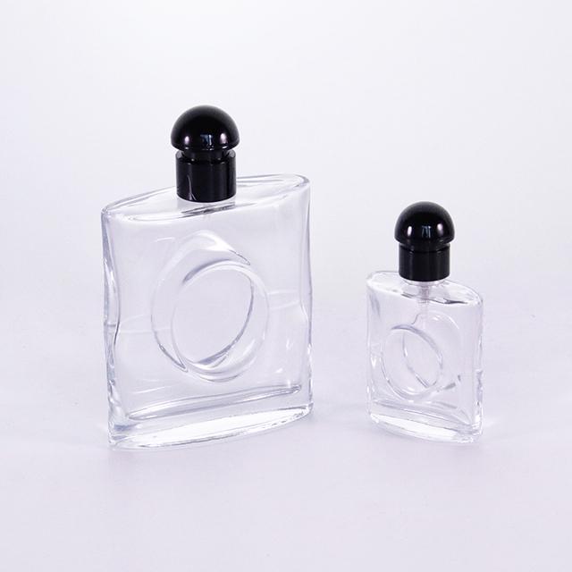 Flat Perfume Bottle with Circle on The Center Black Plastic Lid